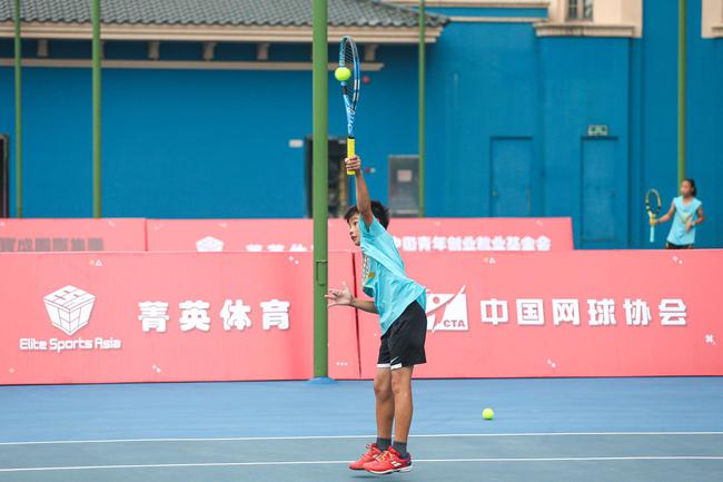  网球进校园活动启动，专业教练指导少年基础训练  