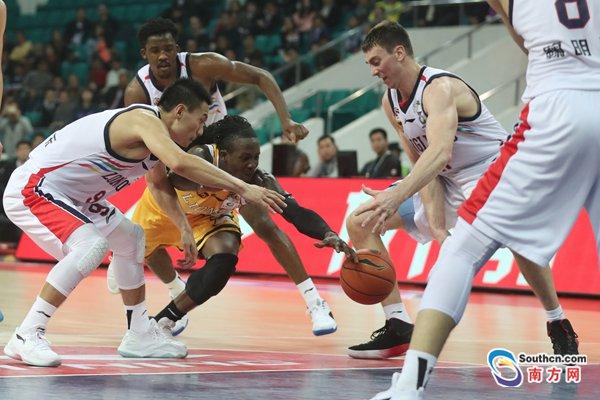  广州龙狮防守反击，爆冷击败浙江广厦队