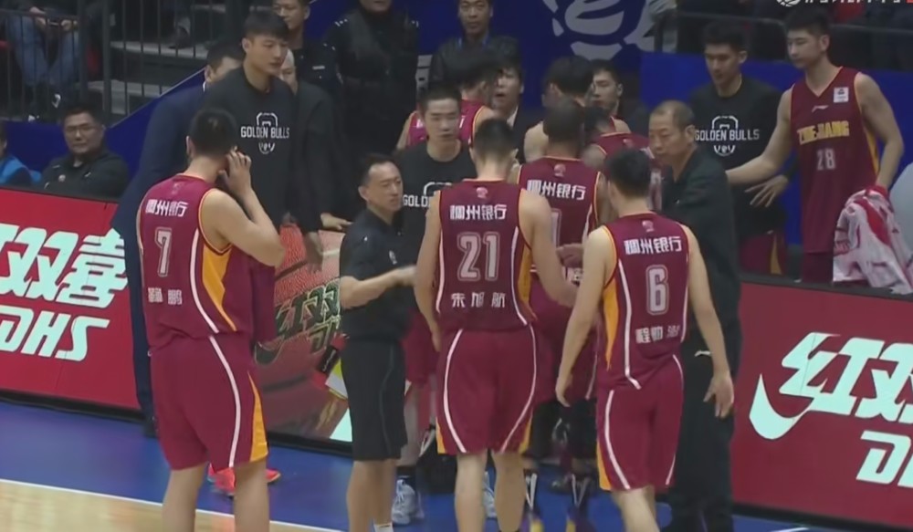  CBA焦点战，辽宁男篮逆转浙江豪取连胜