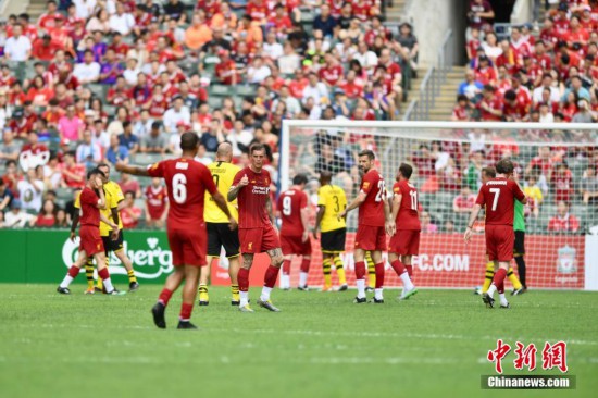  足坛传奇齐聚慈善赛，经典时刻重温旧梦