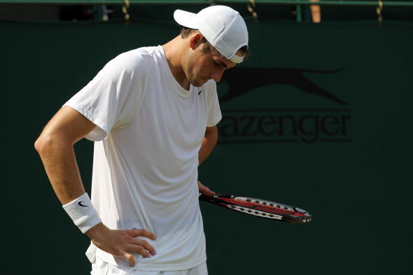 发球上网战术奏效,伊斯内尔轰出制胜ACE